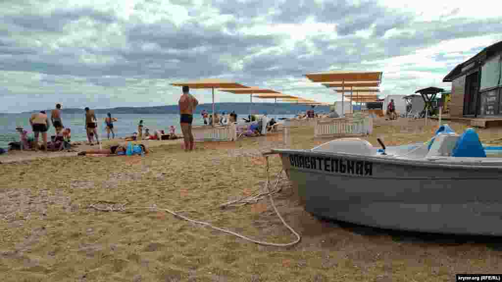 Крым.Реалии решили проверить, насколько пляжи полуострова оказались готовы к сезону во время пандемии COVID-19. Наши корреспонденты побывали в популярных местах отдыха на Черноморском побережье. Курорты Западного и Восточного Крыма, ЮБК и Севастополя – в объективе Крым.Реалии.