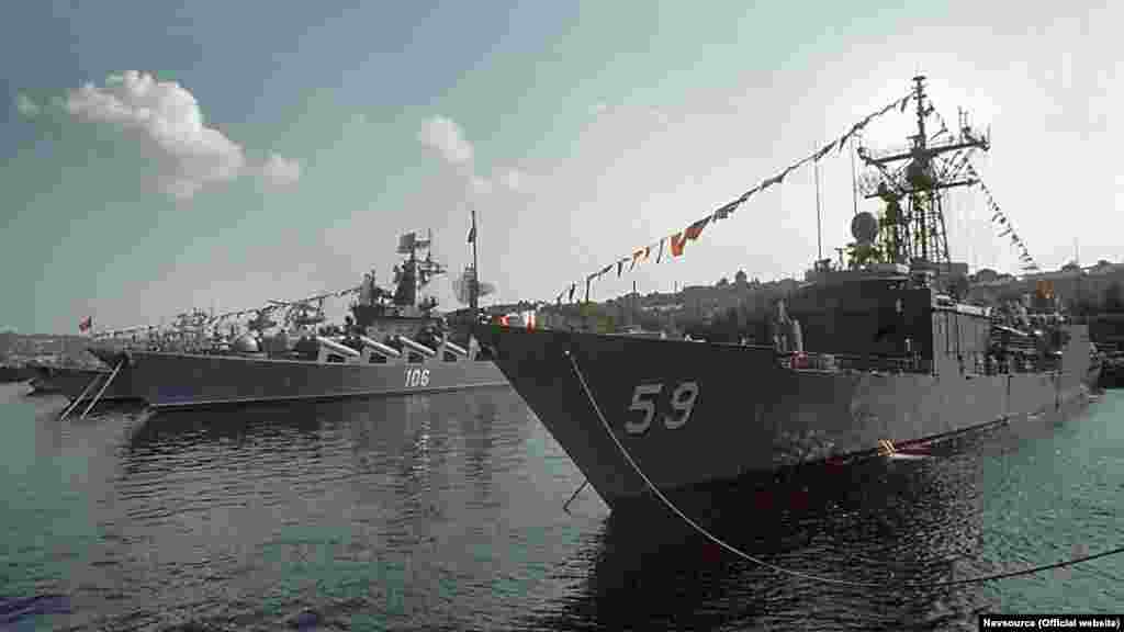 У серпні 1989 року два американські військові кораблі – ракетний фрегат USS Kauffman (FFG-59) і ракетний крейсер Aegis USS Thomas S. Gates (CG-51) – вперше відвідали український порт – базу Червонопрапорного Чорноморського флоту СРСР у Севастополі