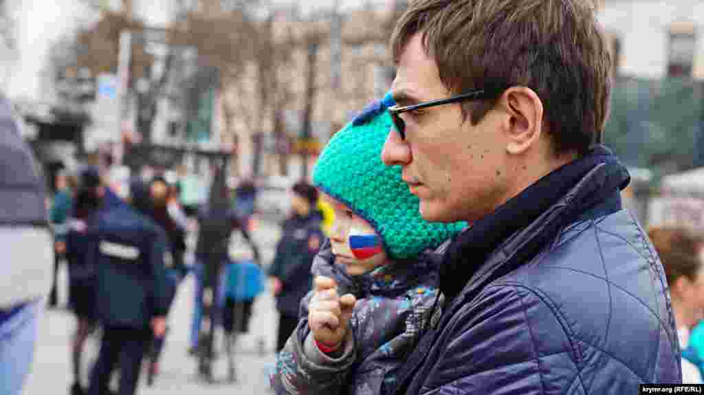 На площади Ленина в Симферополе отметили годовщину аннексии полуострова