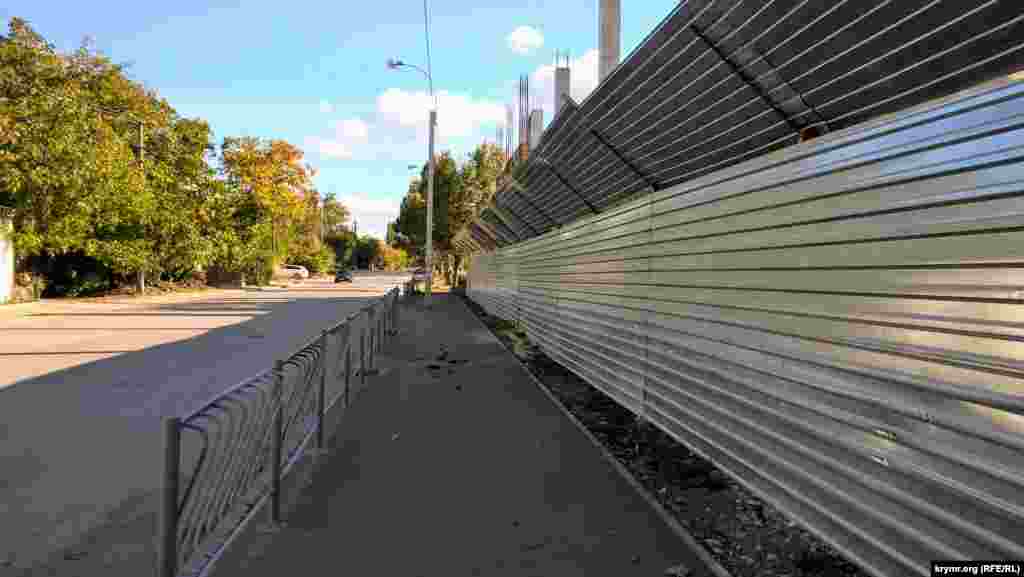 По периметру активно строят каменное укрепление – во избежание оползней