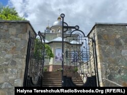 Вхід на територію церкви