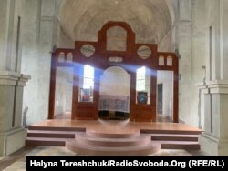Залишили лише каркас іконостасу. Дві ікони вже принесли прихожани, які перейшли до ПЦУ