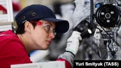 Слесарь механосборочных работ в цехе по производству двигателей Mazda