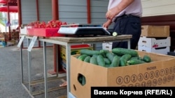 Сільгосппродукція на ринку в Керчі: за словами продавців, черешня та полуниці з Херсону. Керч, 31 травня 2022 року