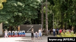 Международный день защиты детей в Симферополе на фоне Z – символа полномасштабной войны России против Украины, 1 июня 2022 года