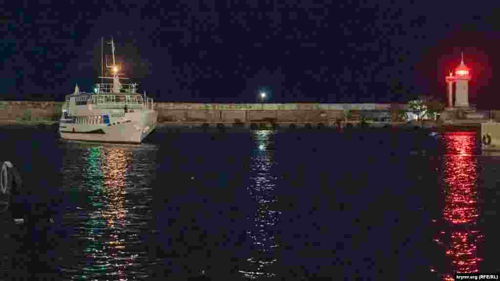 Теплоход «Маргейт» с отдыхающими отчаливает на вечернюю прогулку по бухте