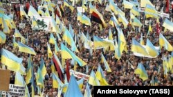 За рік до здобуття Незалежності України. Київ, 30 вересня 1990 року. Мітинг Народного руху України, на якому закликали до виходу України зі складу СРСР. Окрім синьо-жовтих прапорів майорять і червоно-чорні