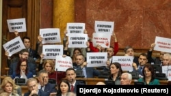 Predstavnici opozicije sa porukama podrške studentskom pokretu tokom zasedanja Skupštine, 4. mart 2025.