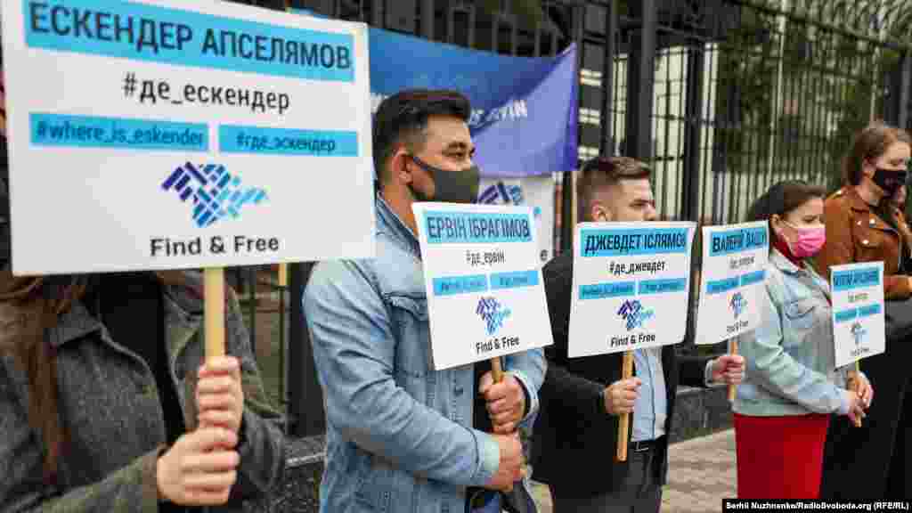 З десяток активістів «КримSOS» зібралися під стінами посольства Росії у Києві вранці 26 травня