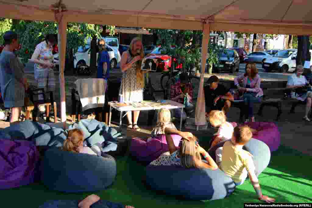 «Уроки доброти» для дітей від запорізької волонтерки Олесі Кулик. Вона розповіла маленьким учасникам фестивалю «Toloka» як можна надавати допомогу травмованим тваринам