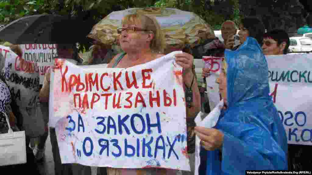 Сторонники «регионалов» плевались и бросались яйцами, одно из которых попало в журналиста местной газеты