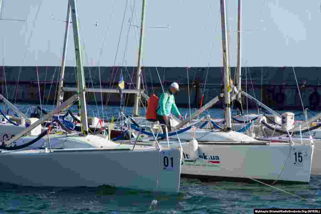 В екіпажах спортивних яхт класу «Platu 25» – від 4 до 6 людей. Всього таких яхт в Україні близько 40, говорять в яхт-клубі