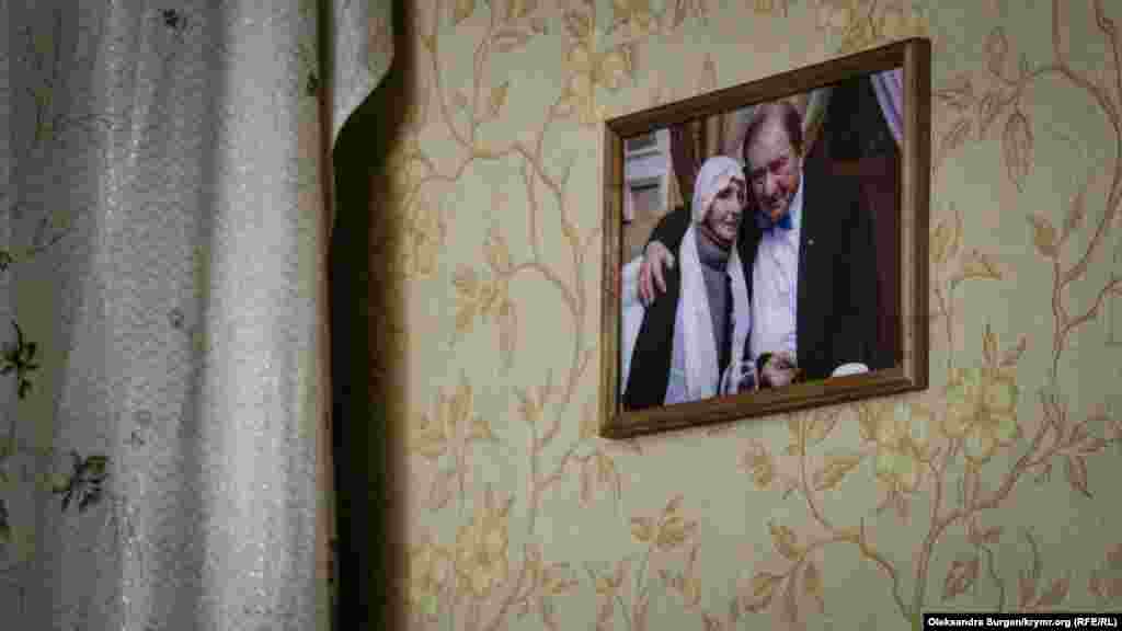 Фотография в одной из комнат. На снимке – Веджие Кашка и замглавы Меджлиса Ильми Умеров