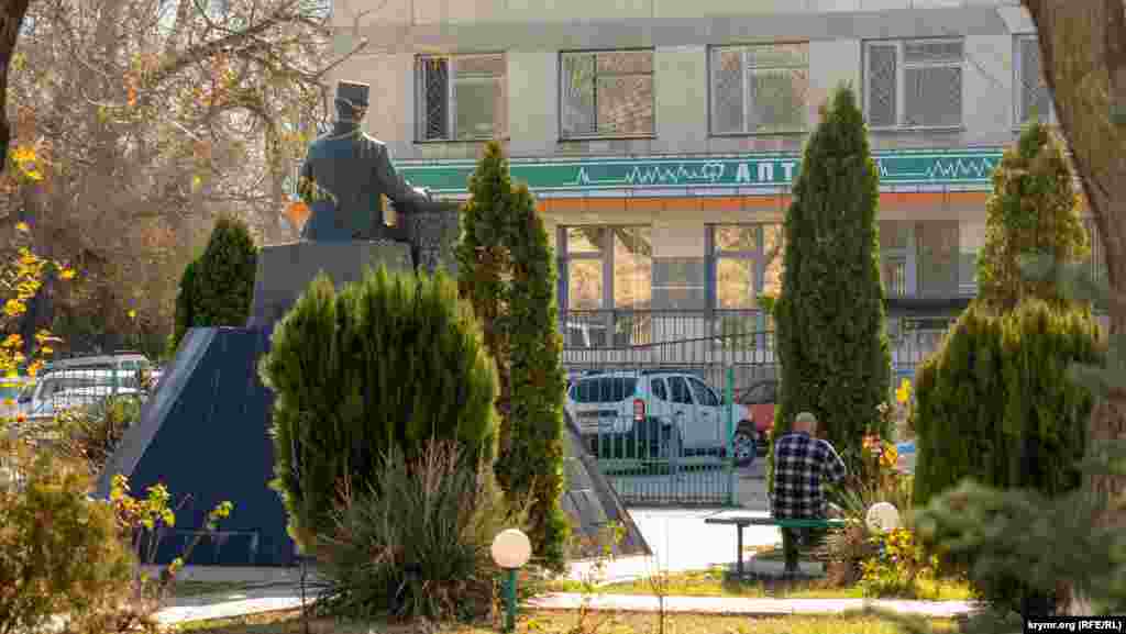 В сквере у памятника Бекиру Чобан-Заде (1893-1937) – выдающемуся крымскотатарскому поэту, тюркологу и академику. Ученый был репрессирован и расстрелян сталинским режимом за «буржуазный национализм»