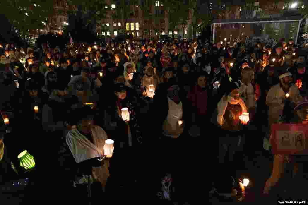 Demonstranti pale svijeće u New Yorku, SAD, tokom protesta protiv restriktivnih mjera za borbu protiv korona virusa, u sklopu "Globalnog pokreta za slobodu", 20. novembra 2021.