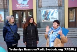 Валентина Виниченко (праворуч) під час мініекскурсії,. Запоріжжя, 14 листопада 2021 року
