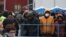 Мигранты собираются возле транспортно-логистического центра «Брузги» на белорусско-польской границе в Гродненской области Беларуси, 18 ноября 2021 года
