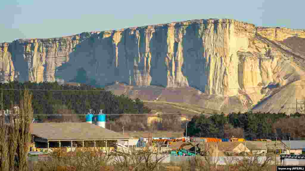 Вид с того же холма на Ак-Кая – символ города (гора запечатлена на городском гербе) и главную туристическую достопримечательность всего района
