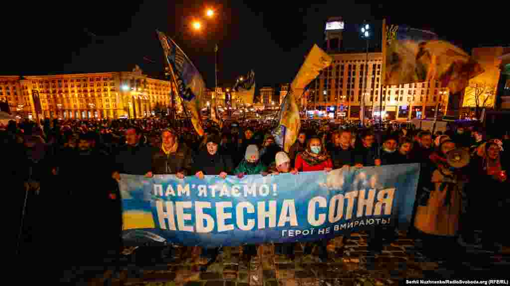 Раніше громадська організація «Родини Небесної Сотні» пройшла ходою до меморіального комплексу Героїв Небесної сотні на Майдані Незалежності. Участь у марші взяли кілька сотень людей