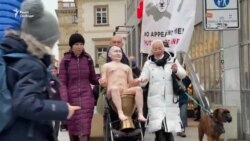 «Голий Путін з Лукашенком» на «золотому» унітазі – у Празі протестували проти диктаторських режимів (відео) «Голий Путін з Лукашенком» на «золотому» унітазі – у Празі протестували проти диктаторських режимів (відео)