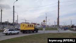 На месте существующей одноуровневой дорожной развязки, называемой в народе «Огурец», обещают построить двухуровневую. Севастополь, ноябрь 2021 года