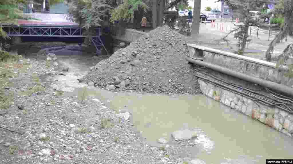 В устье речки Учан-Су в районе отеля «Ореанда» уже большая часть галечных масс подготовлена к загрузке и вывозу