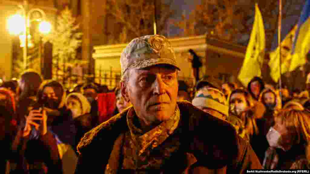 Учасники відмовлялися показувати особисті речі, пояснюючи це тим, що це: «приниження усіх присутніх в День Гідності та Свободи». Тож усіх до будівлі не підпустив кордон поліції 