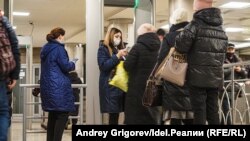 Утренняя проверка QR-кодов на входе в Казанский метрополитен, 22 ноября 2021 года.