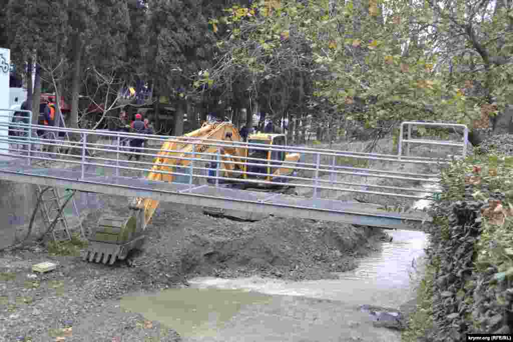 В русле Дерекойки, что районе Центрального рынка, в толще гальки и песка рабочие нашли артиллерийские снаряды времен войны, которые вымыло водой. Во время Второй мировой войны в районе ущелья Уч-Кош, откуда вытекает Дерекойка, находился военный склад артиллерийских боеприпасов, который разбомбила немецкая авиация. Снаряды и минометные мины разбросало по руслу Дерекойки и размыло до самого моря