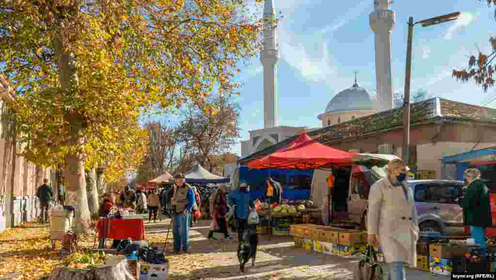 Вся улица Луначарского заставлена торговыми палатками с различной продукцией – от фруктов и овощей до бытовых товаров повседневного спроса. Торговые ряды непосредственного располагаются под окнами здания администрации города