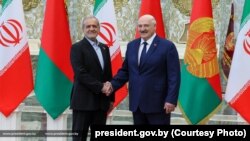 Президент Ірану Масуд Пезешкіан й Олександр Лукашенко на зустрічі в Мінську, Білорусь, 20 серпня 2025 року