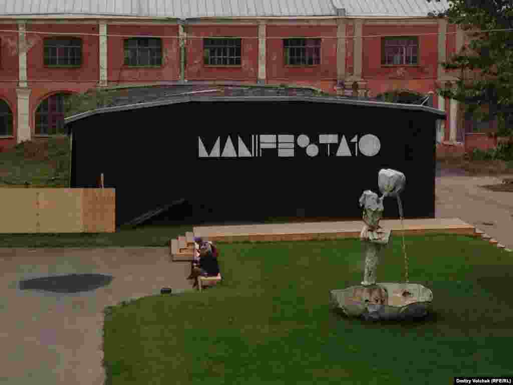 Дворик Кадетского корпуса, где размещена параллельная программа "Манифесты". Как часто бывает, параллельное интереснее главного, и прогулку по "Манифесте" лучше начинать здесь