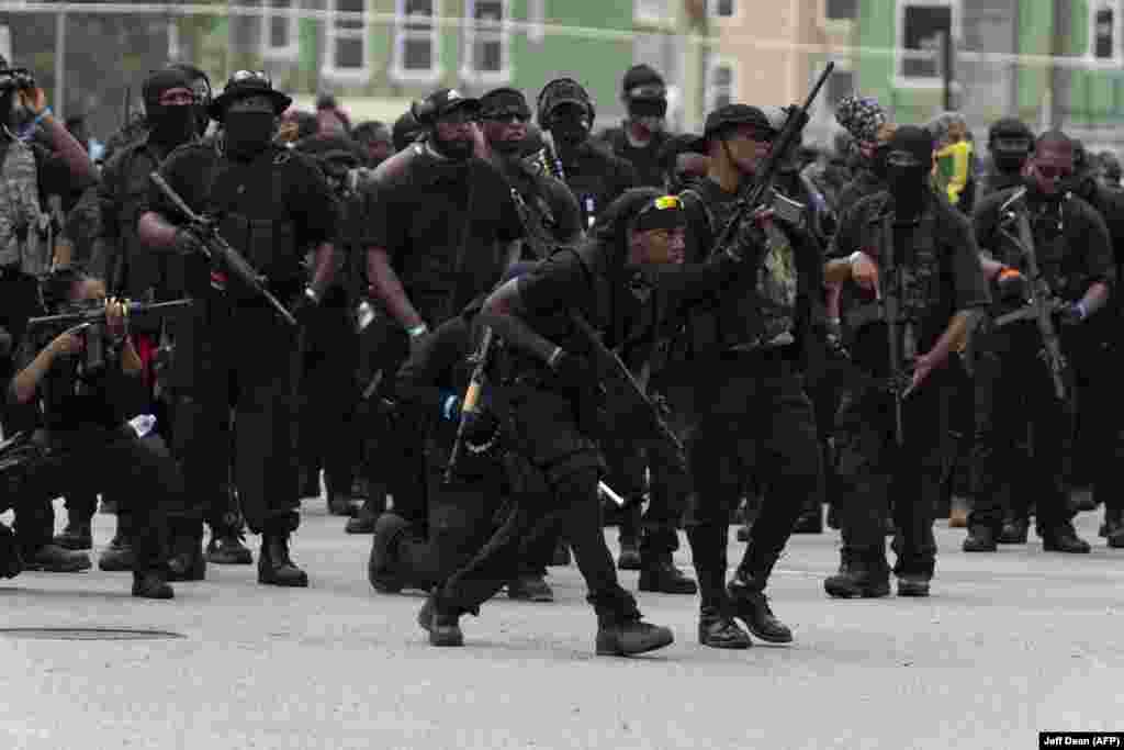 Активісти руху NFAC («Not Fu**ing Around Coalition») на ході проти вбивства Бреонни Тейлор, у Луїсвіллі, штат Кентуккі, 25 липня 2020 року