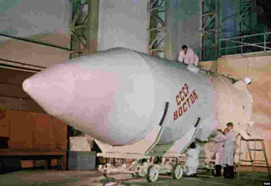 Последние приготовления ракеты «Восток», на которой в 1961 году полетел в космос Юрий Гагарин. С Байконура было проведено множество исторических запусков: первый спутник – в октябре 1957 года, первая собака – в ноябре 1957-го, первый человек в космосе –в 1961 году, первая женщина в космосе – в 1963 году