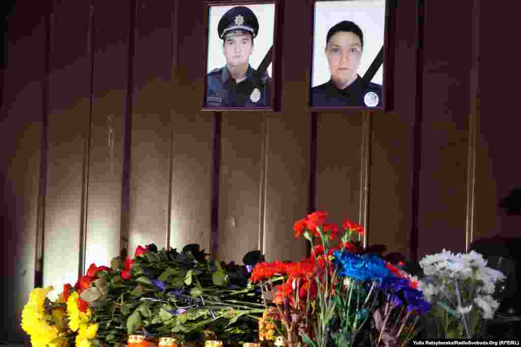 Трагедія у Дніпрі сталася вранці 25 вересня біля автовокзалу. За інформацією МВС, екіпаж патрульної поліції зупинив автомобіль марки Citroen за порушення правил дорожнього руху, водій автівки почав опиратися, після чого кілька разів вистрелив і зник. Поранена у Дніпрі поліцейська Ольга Макаренко померла у лікарні. Куля зачепила легені, печінку і ногу. Другий поліцейський, який загинув сьогодні у Дніпрі – це 27-річний патрульний Артем Кутушев, у якого залишилася трирічна дочка