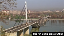 Зруйнований міст через Дунай після авіаудару НАТО в місті в Новий Сад