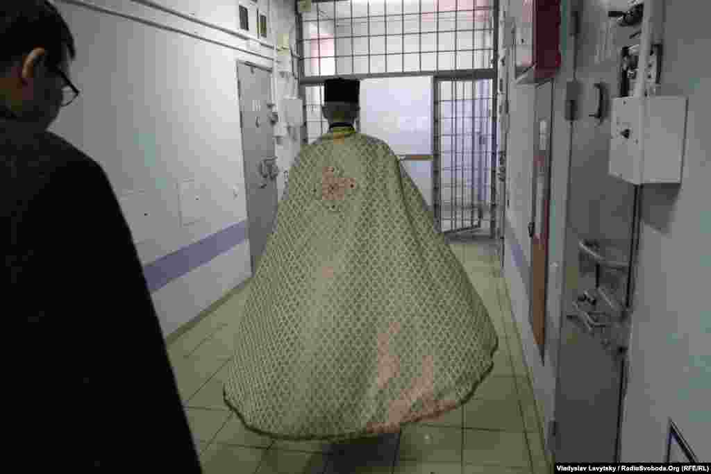 У корпусі декілька поверхів – священник відвідує кожну камеру