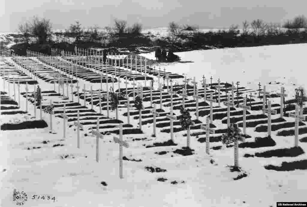 Могили американців, які померли від вірусу у Франції.  Через масові переміщення людей, які брали участь у війні, вірус миттєво розповсюдився майже у кожен куточок світу, заразивши близько третини світового населення.