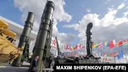 Зенітно-ракетні комплексами «Антей 4000» у павільйоні російського ДП збройної промисловості АТ «Концерн ВКО «Алмаз-Антей» під час Міжнародного військово-технічного форуму «Армія-2021»