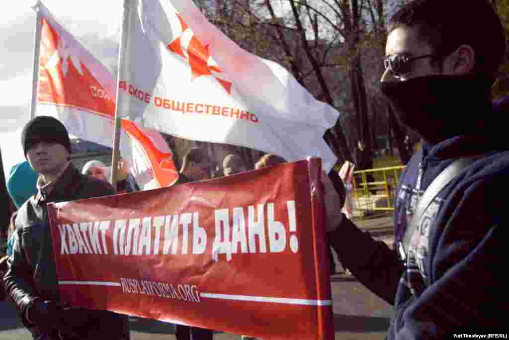 Главные лозунги  - "Хватит кормить Кавказ!", "Хватит платить дань"...