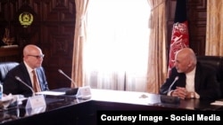 Президент Афганистана Ашраф Гани (справа) во время встречи с помощником президента США по национальной безопасности Гербертом Макмастером