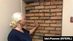 Лилия Умарова перед замурованной дверью