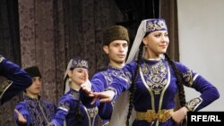 Кримські татари в національному одязі