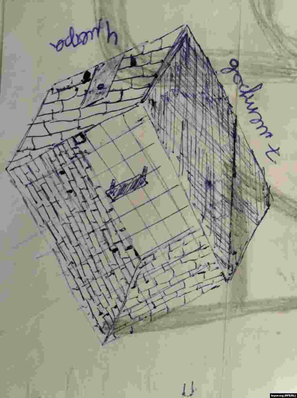 Это прогулочный дворик спецблока ростовского следственного изолятора («ростовского централа»). На рисунке видны размеры помещения для прогулок: семь на четыре метра. Адвокат Лиля Гемеджи поясняет: такие рисунки адвокаты просят сделать заключенных, чтобы в дальнейшем использовать их как дополнение к жалобам о нарушениях условий содержания