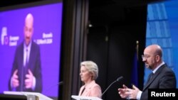 Президентка Єврокомісії Урсула фон дер Ляєн (л) та президент Європейської ради Шарль Мішель