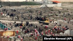 Рятувальники на місці падіння літака в Ірані, 8 січня 2020 року