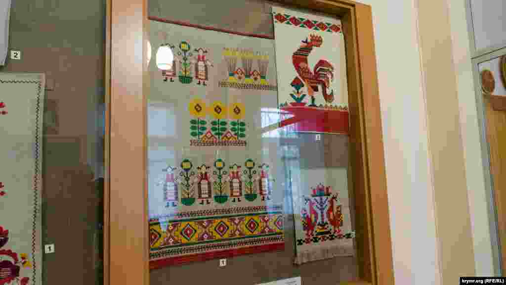 Самая любимая вышивка Веры Роик – панно «Праздник урожая» (слева). Работа выполнена традиционной полтавской гладью «качалочка» в 1994 году под впечатлениями от поездки в родные места – Лубны, Полтаву, Кобеляки, Диканьку, Гадяч