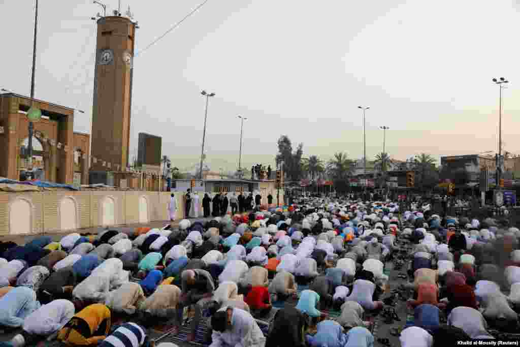 Мусульмане-сунниты проводят молитвы возле мечети Абу Ханифа в Багдаде, Ирак  