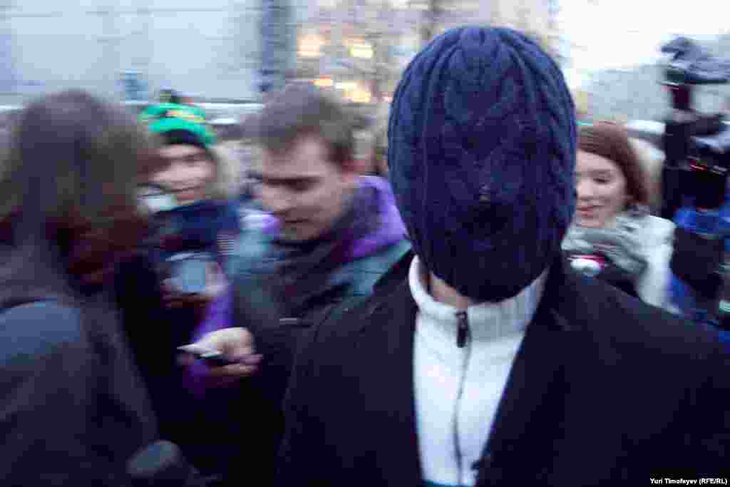 "Независимый журналист" развлекал сотню журналистов в ожидании раздачи палаток