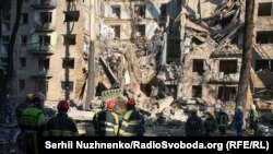 У пошкодженому будинку працюють рятувальники, повідомляє міський голова Києва